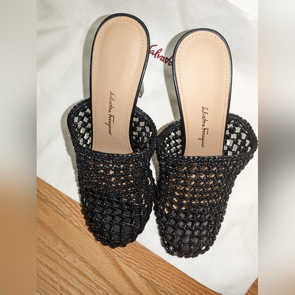 NEW SALVATORE FERRAGAMO ELLASX5 WOMENS LEATHER SLIP ON HEELS - Picture 3 of 4